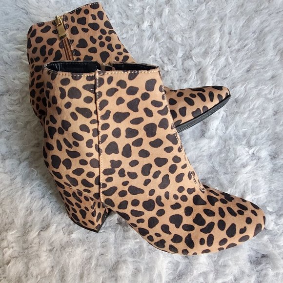 Chunky Heel Bootie in Cheetah Print - Picture 4 of 7
